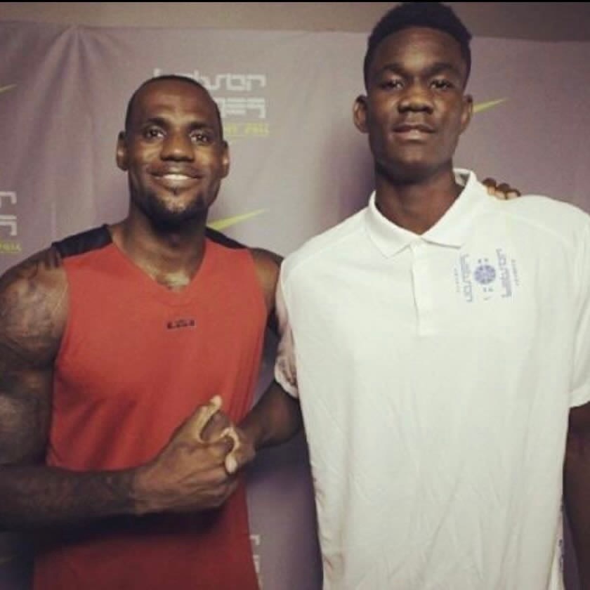 艾顿谈到和詹姆斯在湖人的第一场比赛时说：“我刚刚在场上接到LeBron传给我一