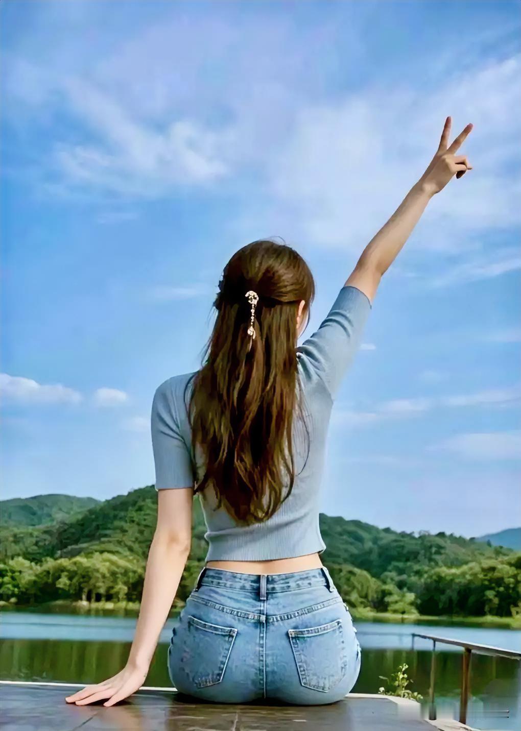 结庐在人境，而无车马喧。闹里寻静，心自安然。喧嚣是外界的声色，宁静却是内心的疆域