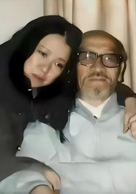 1990年，三毛跑到新疆和77岁的王洛宾同居。然而，王洛宾竟然说：“可以同居，