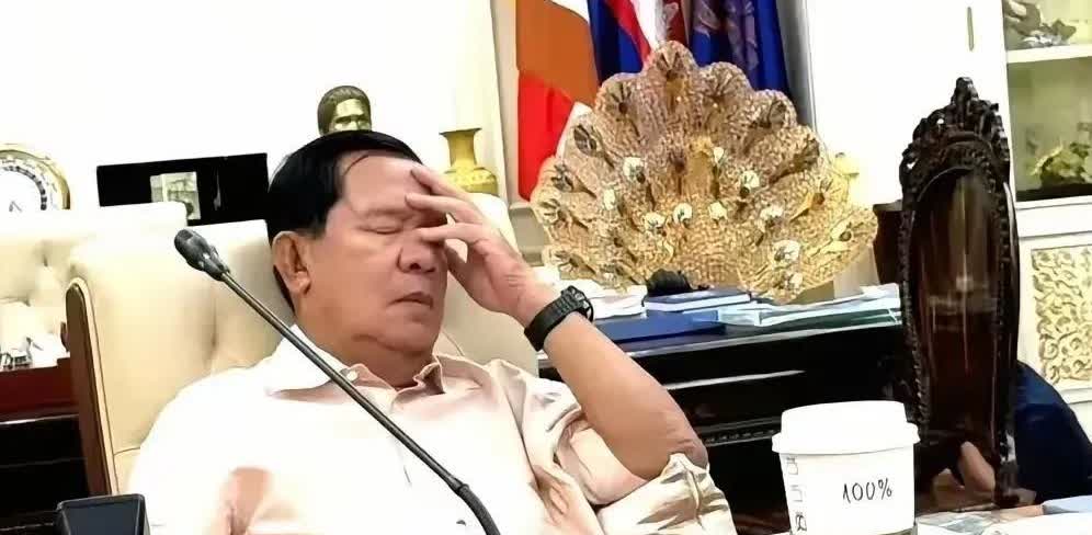 泰柬冲突结束了，洪森却一点也高兴不起来，此刻的他瘫坐在自己办公室的椅子上，双眉紧