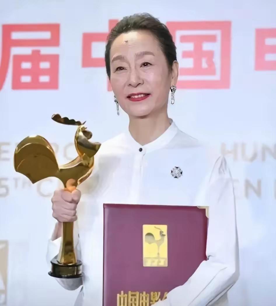 奚美娟表态了！回应有关儿子亲爹是谁在上海戏剧学院80周年校庆上的发言给网友吃