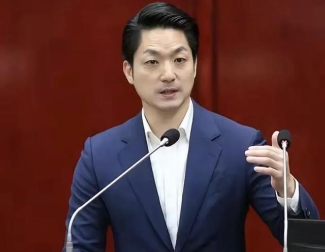 蒋万安这一步，国民党天塌了。8月8日，台北市长蒋万安当着媒体的面斩钉截铁地表态：