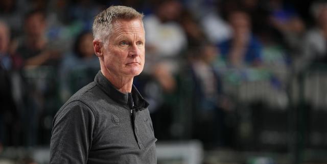 频繁变阵不是战术高明，而是管理失控。科尔亲手毁掉了勇士最熟悉的赢球节奏。你见