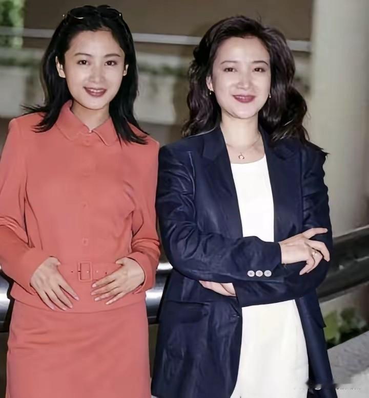 当年，这两位影视大美女竞同框合影过呢，这是媲美的节奏吗？论容貌，两人不分上下，