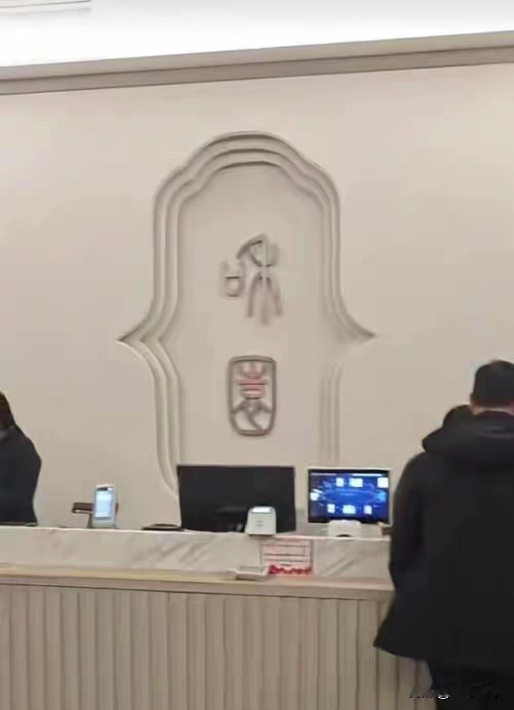 “太吓人了！”河南周口，一酒店公共浴室里，热气腾腾，8个女子正在洗澡，女子们一丝