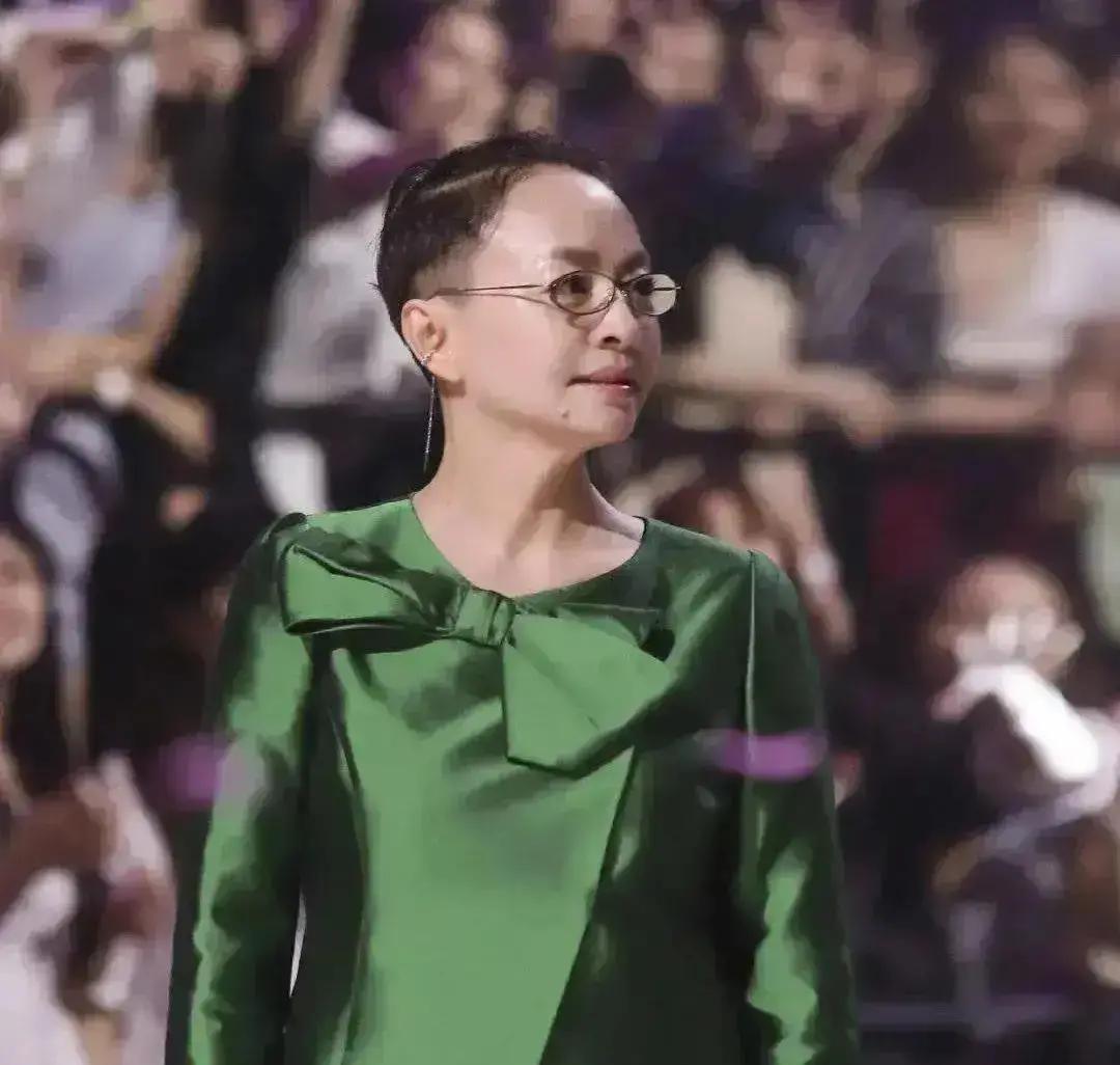 赵本山差点“逼疯”宋丹丹，是靠安眠药撑起的春晚经典。99年《昨天今天明天》彩排