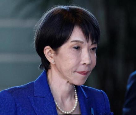 结束访美的高市不笑了，回国前突然喊话中方，表示愿意和中国展开对话高市早苗这次去