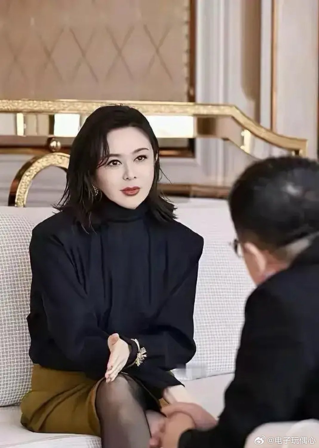 关之琳都63了，看着却像23，尤其是这黑丝袜一穿