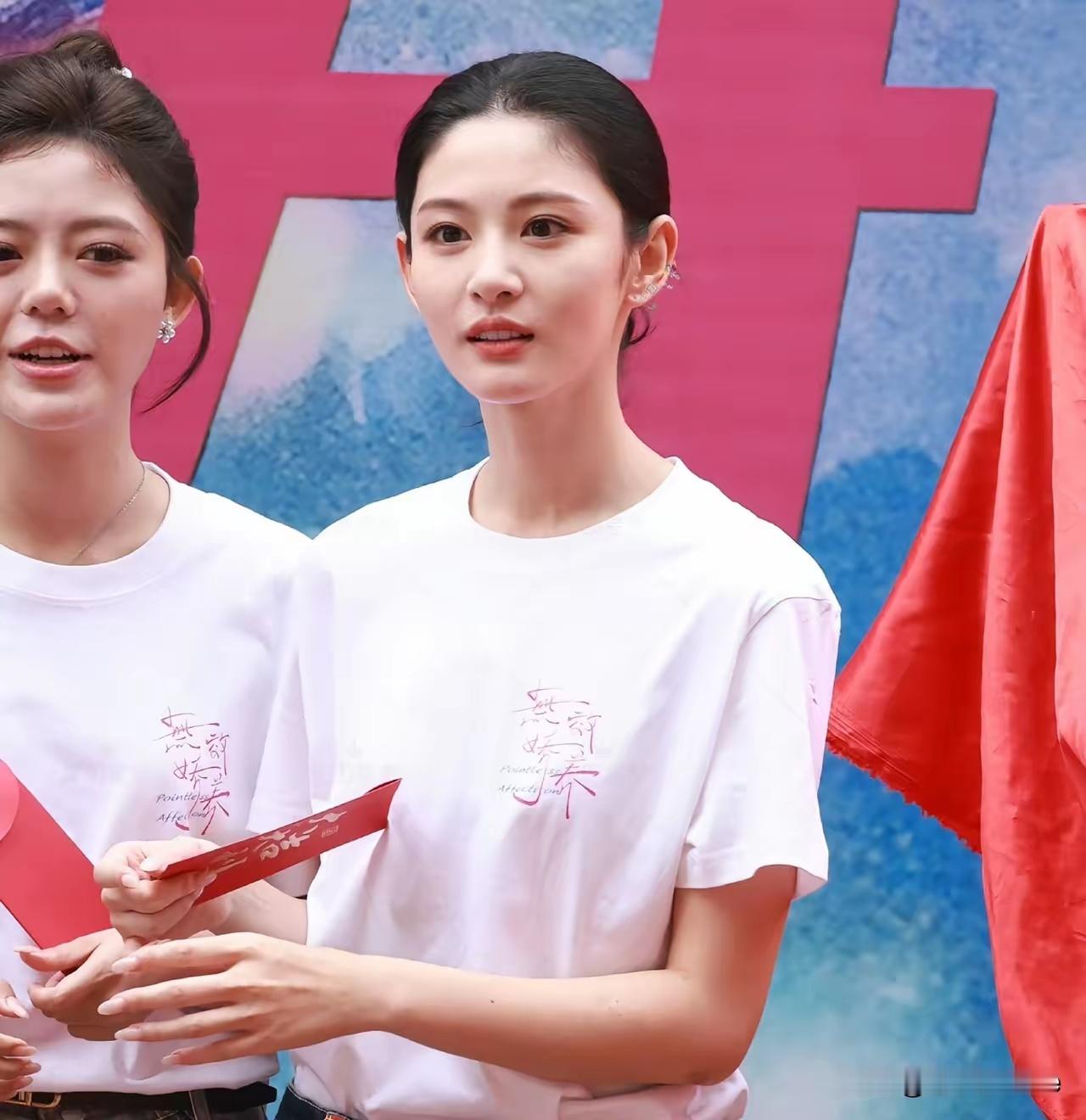 10月5日，于正力捧小花赵晴新剧开机，出演🥭现偶女主，不得不夸调人功底是真强！2年4部女主剧，赵晴