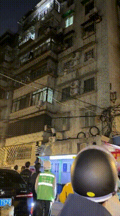 寒夜暖心！三名小伙徒手爬楼救下卡窗幼孩。夜晚的街头，三名年轻小伙逛街时，突