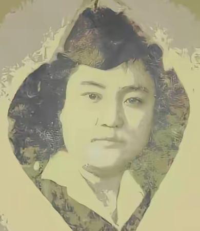 1942年，军统女特工王宝云被绑在老虎凳上，已经加到第三块砖，她疼得大汗淋漓。日