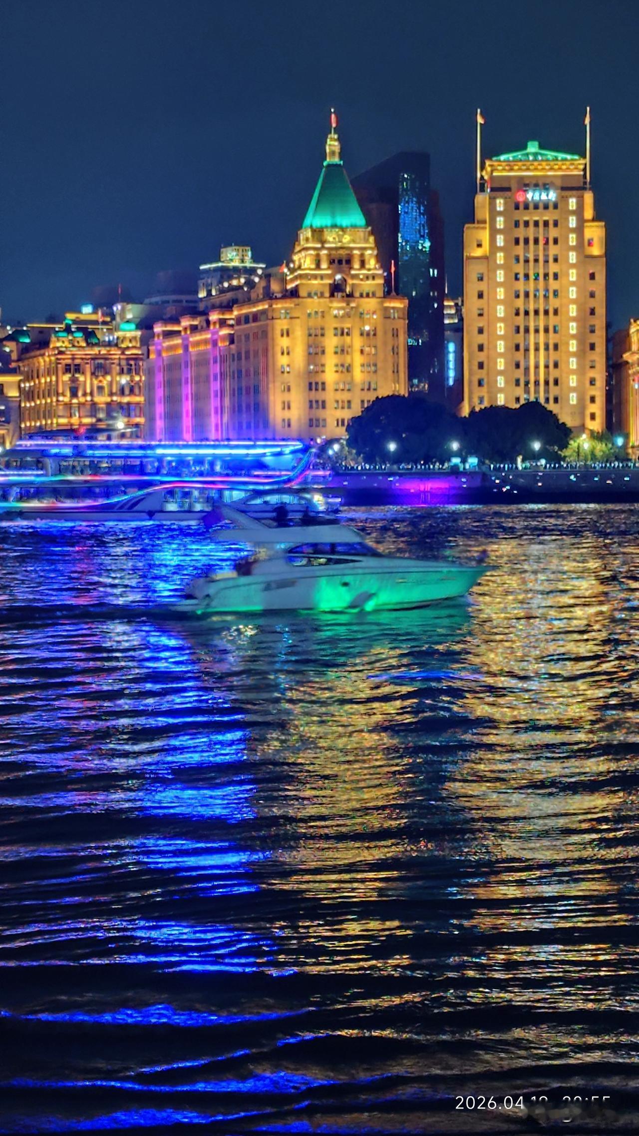 外滩建设大楼再焕百年光彩外滩大楼经历百年依旧金碧辉煌，黄浦江流光溢彩游艇穿梭而行