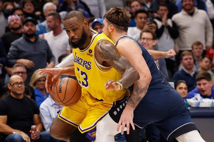 湖人双喜临门！ 4月6日，洛杉矶湖人队在客场对阵达拉斯独行侠队的常规赛中以1