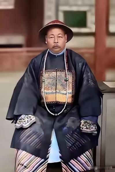 收复新疆后，左宗棠杀掉了所有俘虏，包括降俘，然而，左宗棠手上沾满了血，却没人骂，