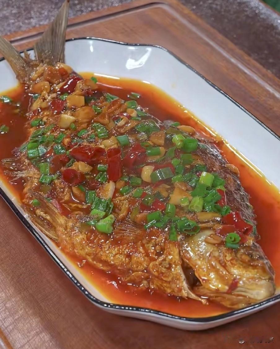 过年买鱼，这“3种”不要买，不吉利还不健康，别买错了年夜饭的餐桌上，鱼是必