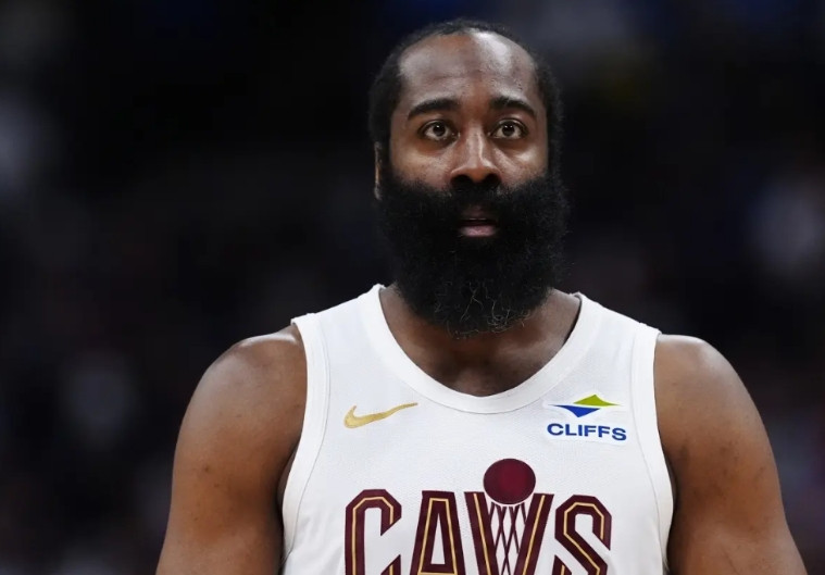 谈到哈登的影响力，骑士后卫埃利斯说：“他在（战篮网）的中场休息时跟我们说，每个人