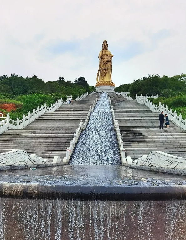 周末自驾了一趟苏州的西山岛，虽然这里离上海不远，还是头一次去，感觉西山岛还蛮好的