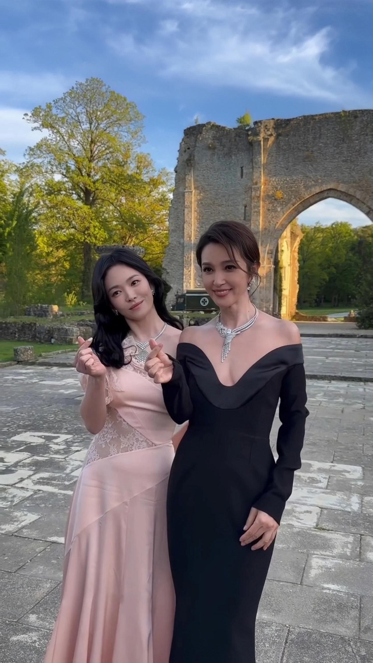 左边是宋慧乔，1981年出生，身高161cm。右边是李冰冰，1973年出生，身