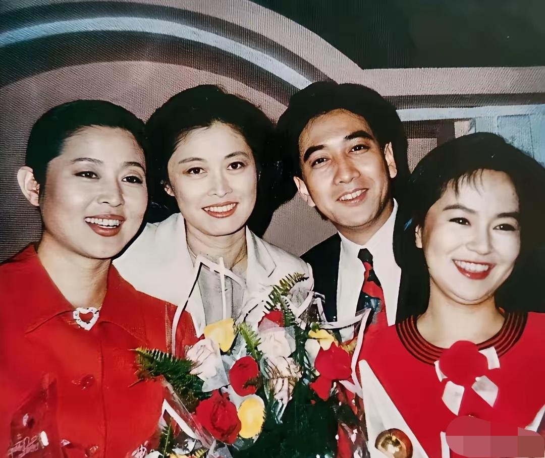 左起:倪萍、敬一丹、还有两位不认识，他(她)們都是央視著名主持人。另外两位你能