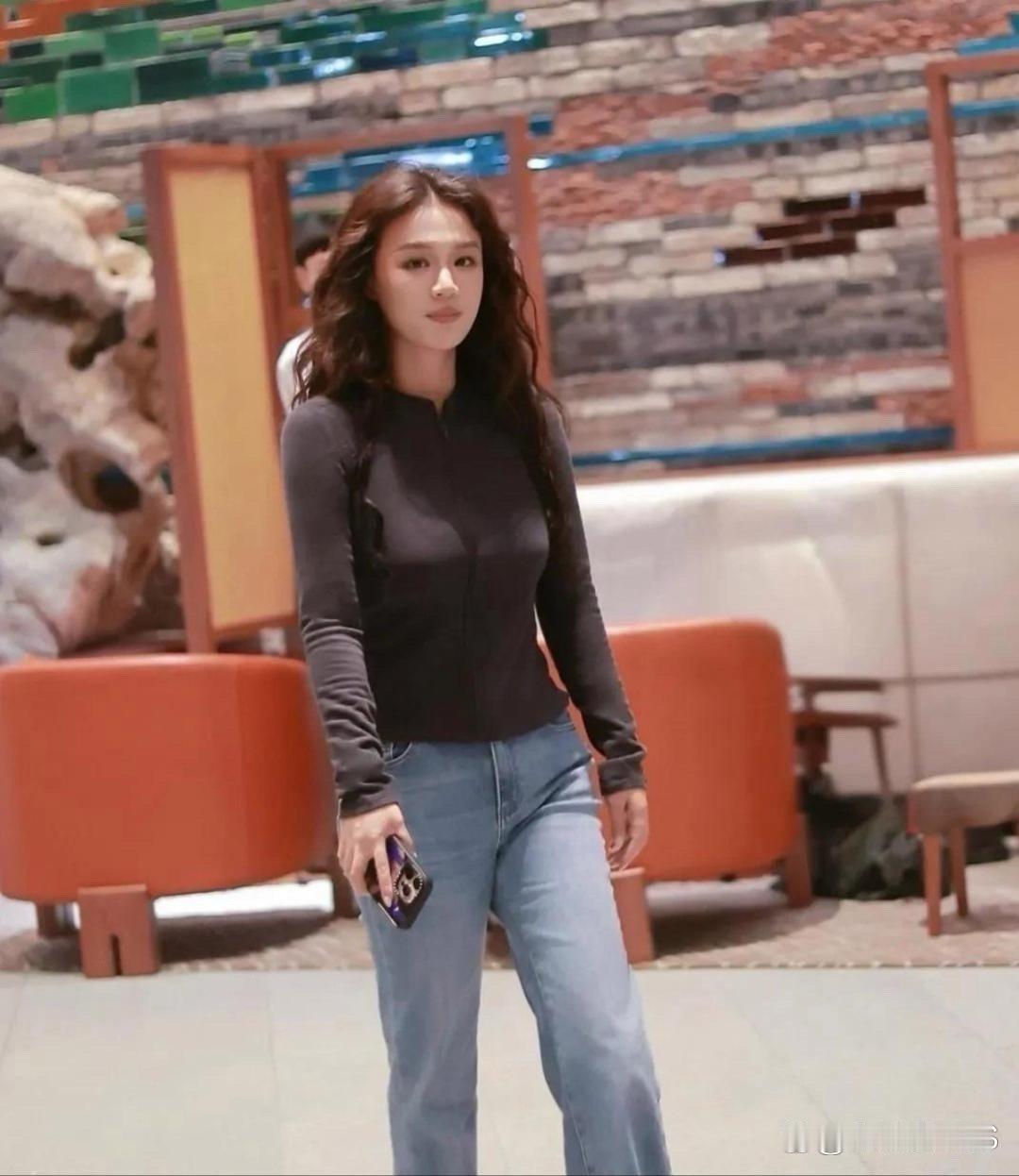 无滤镜下的马思纯，真实又自然，状态舒服又耐看，越看越有韵味～