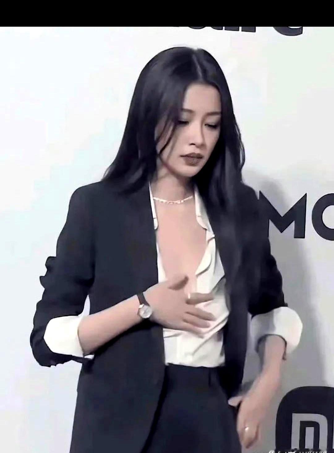 扣子早不掉晚不掉，偏偏在红毯上掉，这时间点卡得比闹钟还准。走个红毯全程镁光灯怼