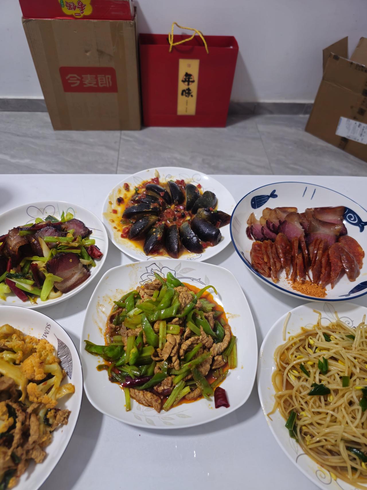 新年？都没回得去[哭哭]第一次在杭州过年，感觉好冷清呀…年夜饭也是自己随便