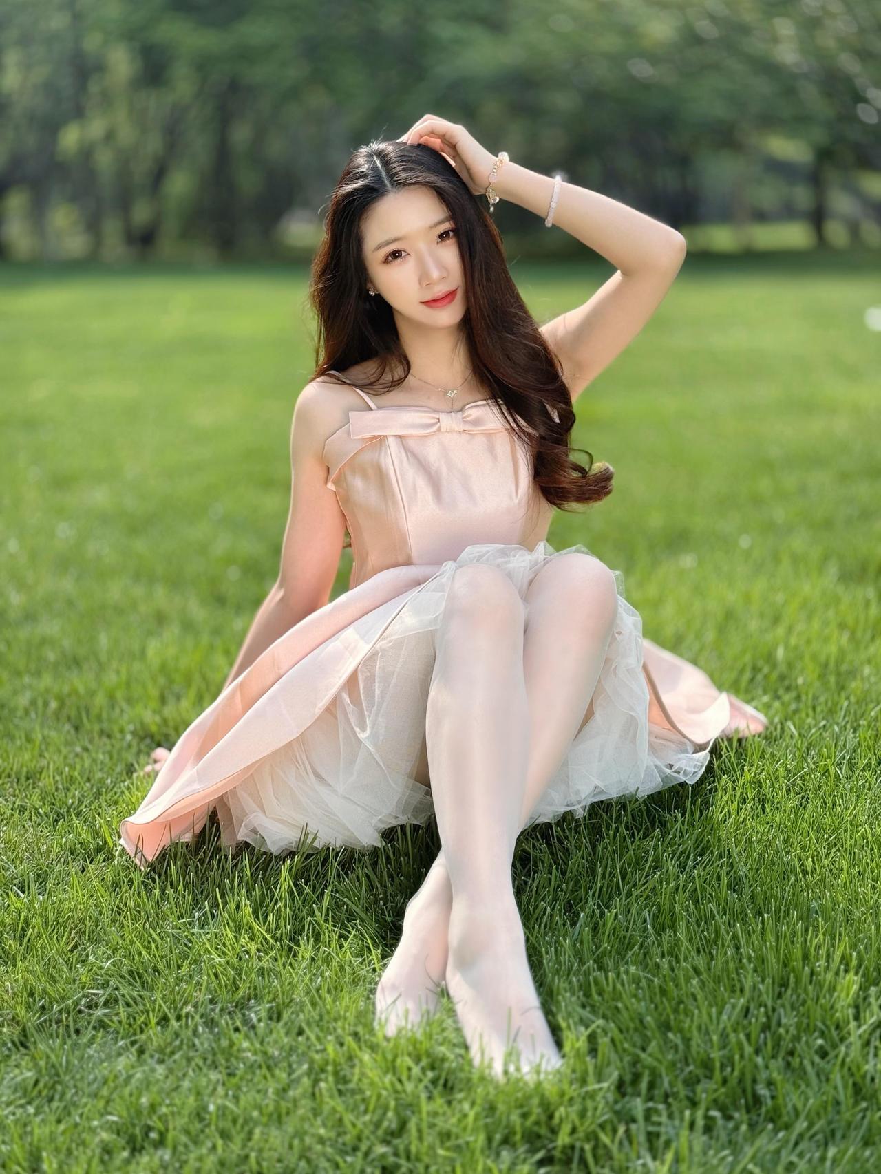 我们约好，明年夏天，还在这片草坪相见。你仍穿那袭粉裙，我还执这台相机，把