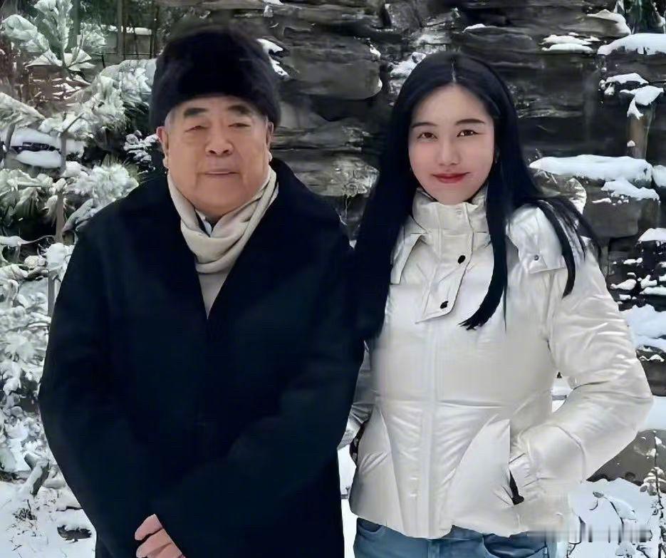 作为武大毕业的美女高材生，徐萌比范曾小了50岁。后来徐萌作为护理人员，负责照顾范