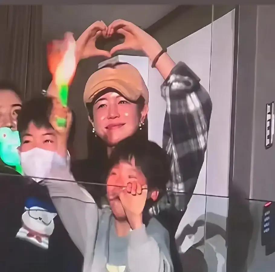 娱乐圈真友情？谢楠陈妍希7年公开互动仅11次，却让全网炸出“我酸了”的评论区？