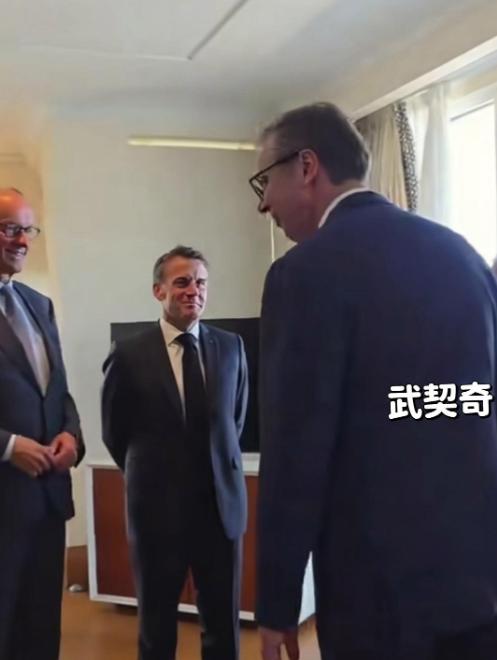 来了一趟中国，尤其是拿到了“友谊勋章”后，回到欧洲的武契奇明显待遇不同了。熟