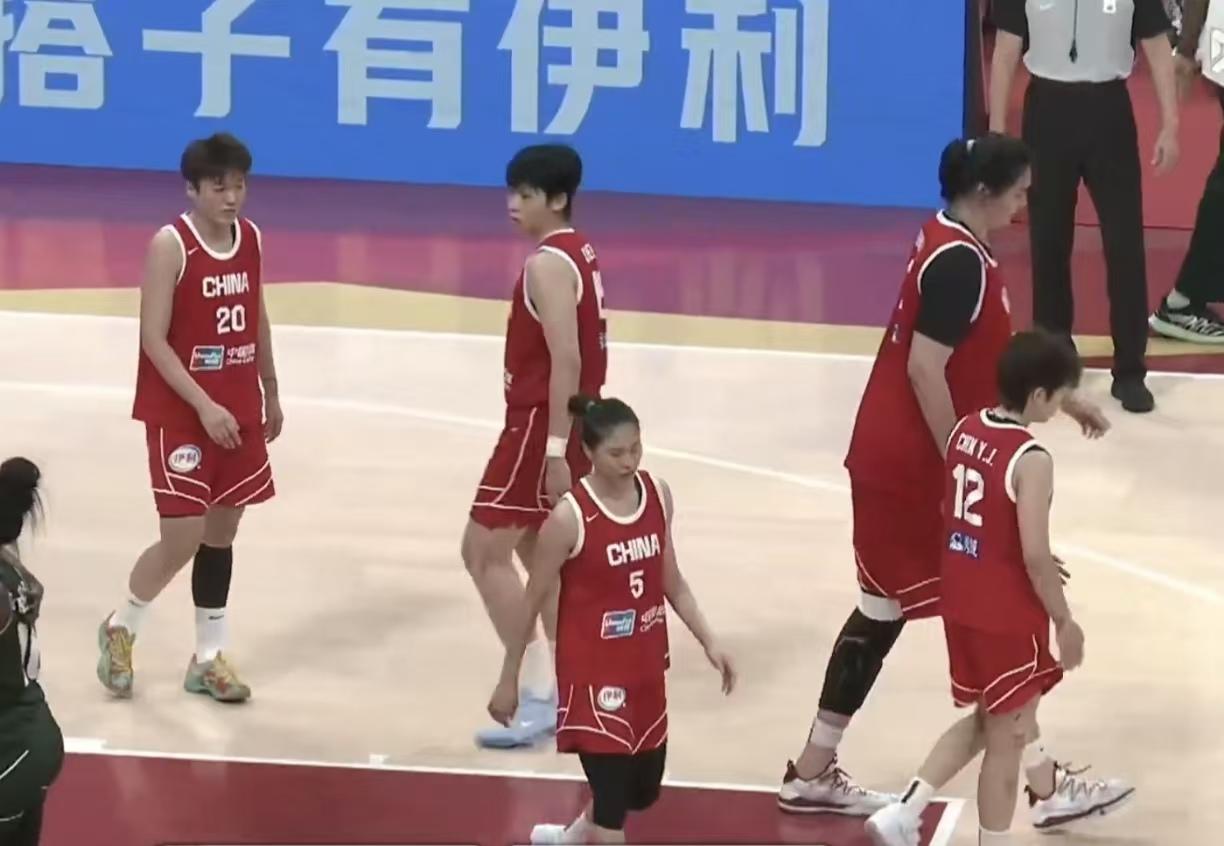 现在女篮后场真的太依赖王思雨了，宫鲁鸣敢毫不犹豫放弃李梦、但他不敢轻易放弃王思雨