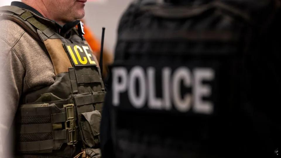 【认识新的美国国家警察部队—ICE】（CNN）这个蒙着面、毫不畏惧地砸窗户、拘留