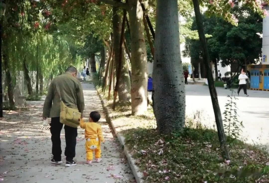 我从小就很叛逆，和我妈的关系也不好……我总觉得妈妈不爱我，她从来只会说我这不