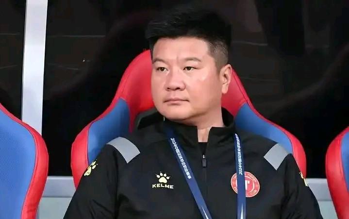 两轮过后，重庆铜梁龙刘建业成帅位最稳的，留给李金羽的时间反而不多了！中超二轮过