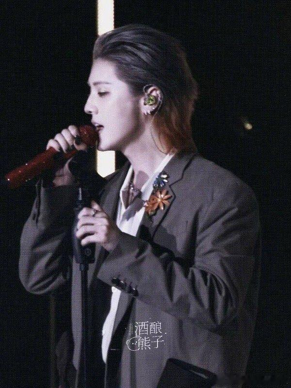 鹿晗大背头造型，适配度如何？​​​