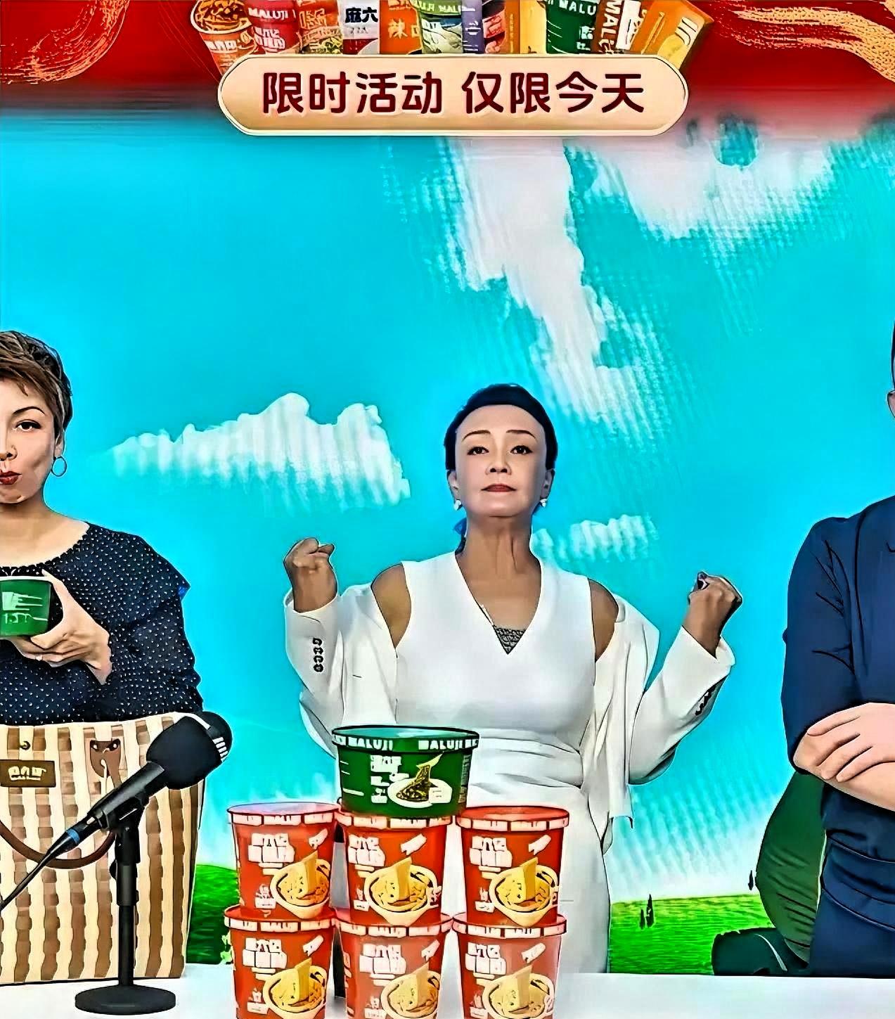 张兰直播到一半，手机响了。对面是鲁班，直接让她封号。还拉了人一起举报。鲁班说