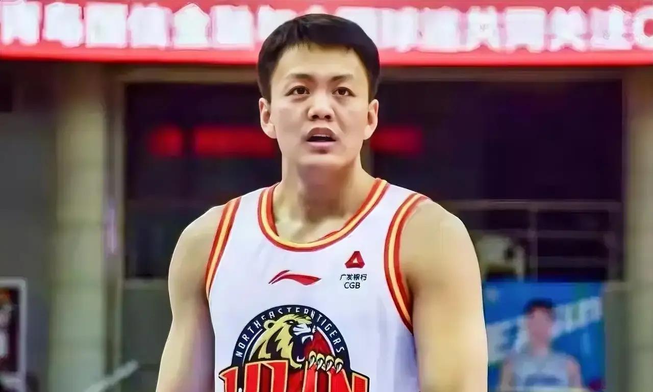 姜宇星为什么在辽宁打的挣扎？大家都知道姜宇星可是吉林队的当家球星，到了