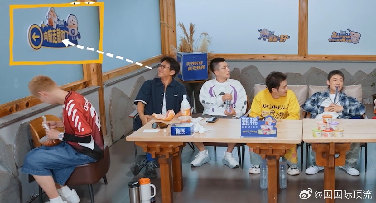 邓超鹿晗一对视就憋不住笑邓超鹿晗在《五哈6》的对视憋笑名场面绝了，一个衣服挡脸