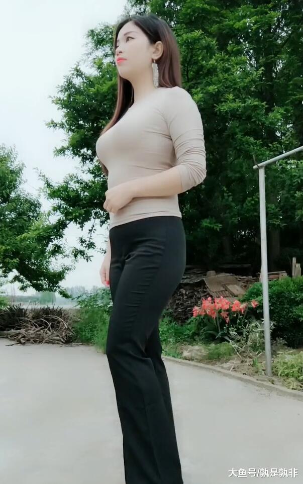 打扮时尚的轻熟美女, 让人感受到女人的美不分年龄