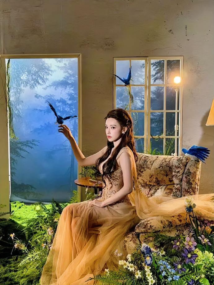 程潇这身材是"老天爷追着喂饭"，鎏金纱裙里藏着内娱最曼妙的腰臀比！