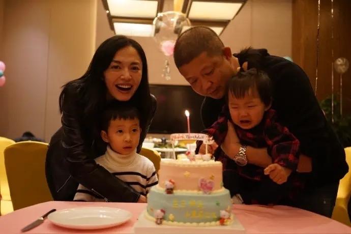 姚晨和梅婷的共同点两个人都是二婚，和前夫都是不欢而散，现任老公都是著名摄影