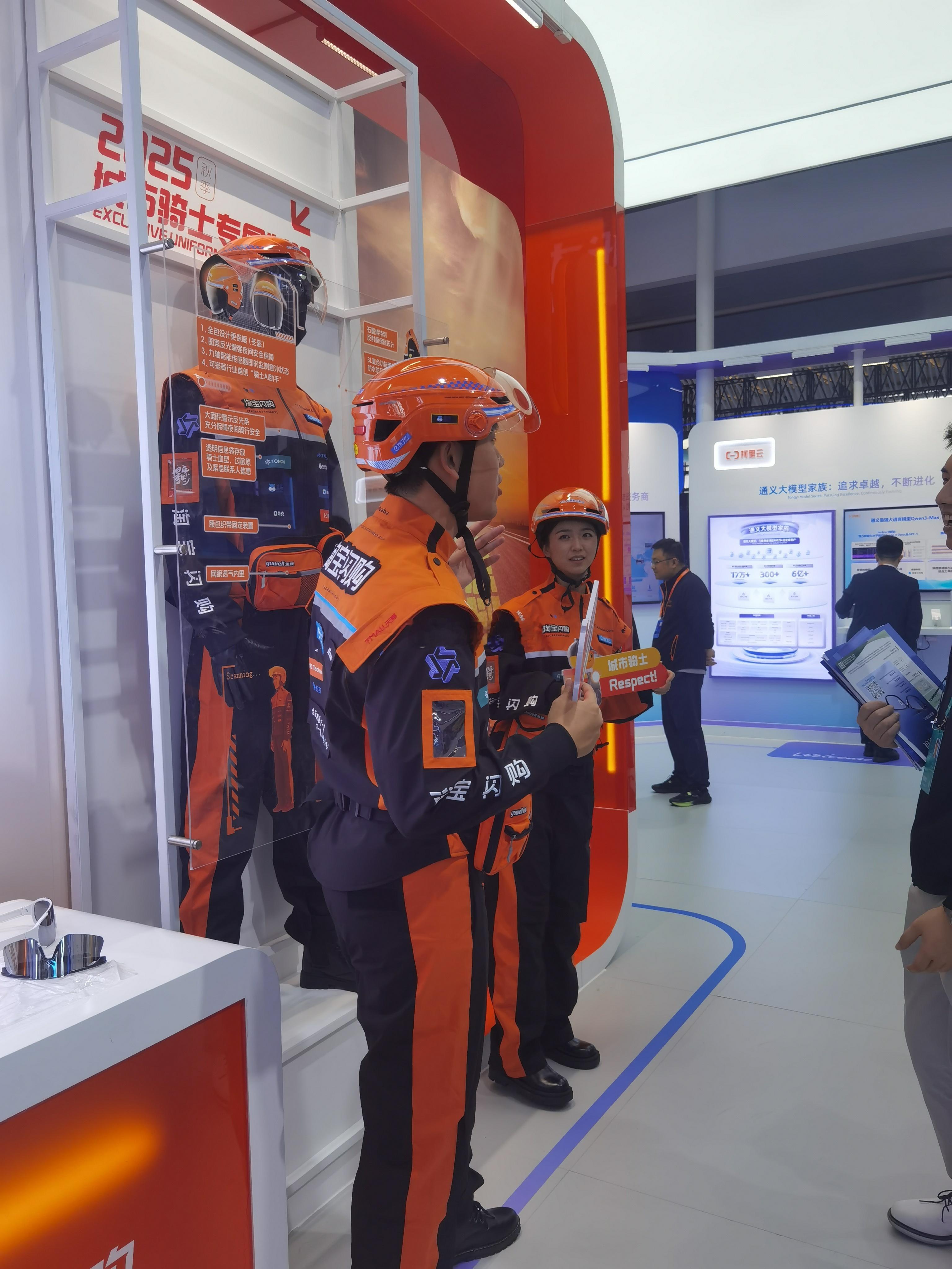 难道就我觉得“淘宝闪购”外卖服像消防员？[捂脸哭]不过也对，都是救急的。​​​