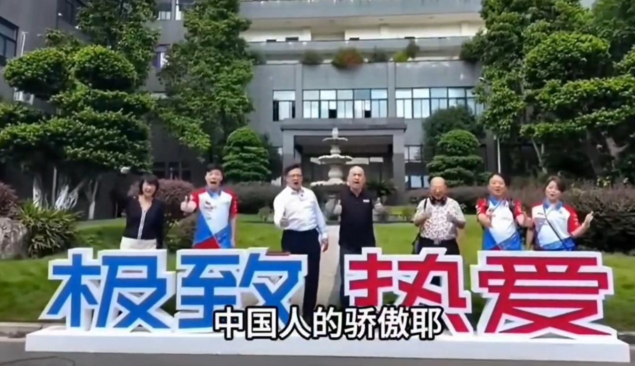 张雪机车迎来重要参观团。何君尧带领香港机车爱好者，也是张雪机车的合作伙伴，莅