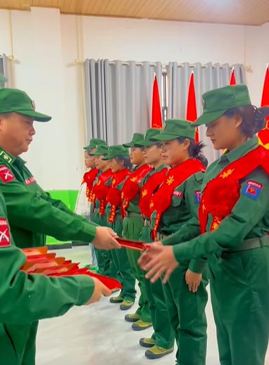 果敢同盟军为40余名女兵举办退伍仪式！这一次不知道怎么回事，退伍的都是女兵，而且