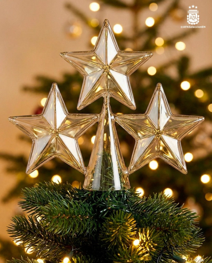 明年再加一颗星? 阿根廷官推圣诞海报: 梅西往圣诞树上放星星