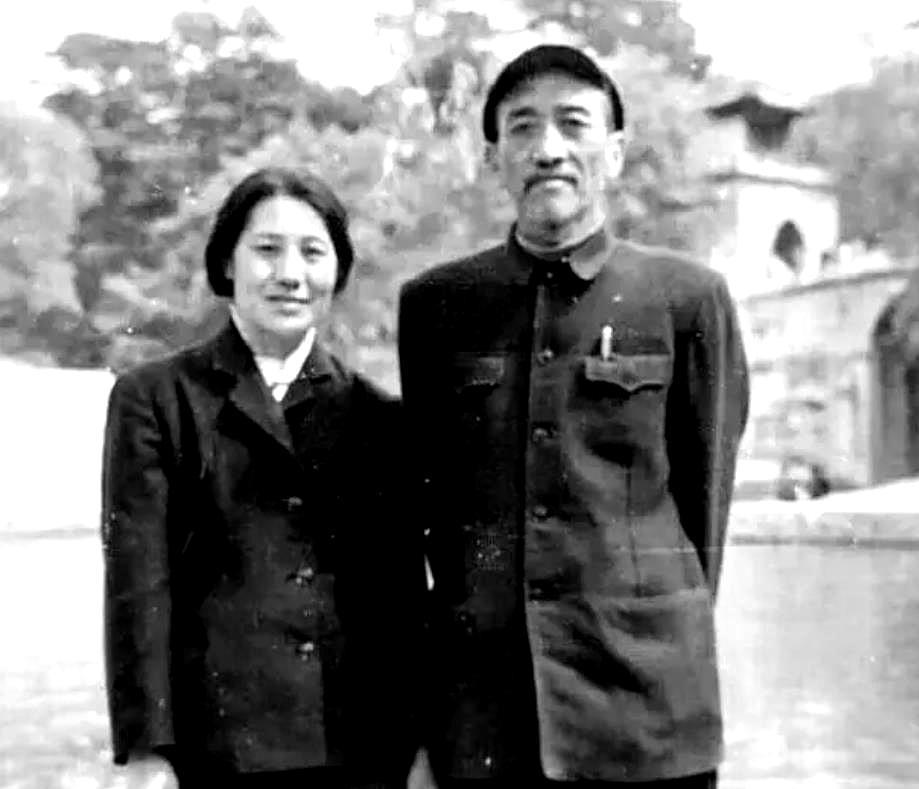 1960年代初，盘锦大洼子农场副场长吴成德正带领职工晒粮，突然1辆小车缓缓驶来。