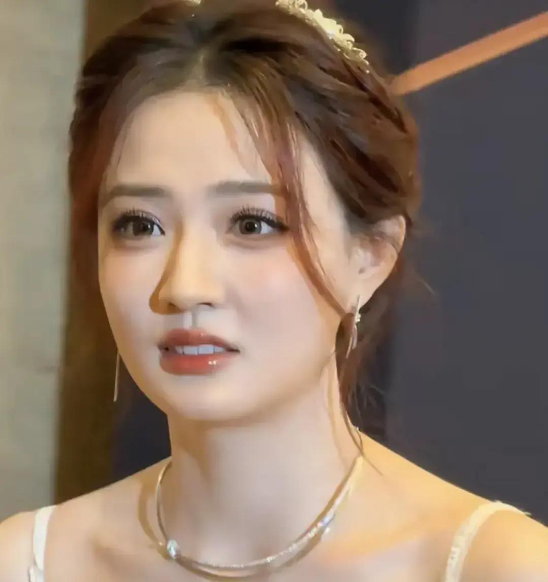 见过徐璐真人的都会愣一下：她脸怎么这么瘦？可镜头一对着她，那张脸就“圆润”