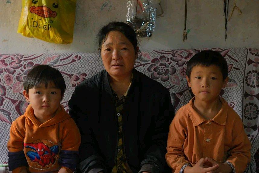 楼下单元门里的张奶奶就是聋哑人，前阵子她家的事传得整个小区都揪心得慌。儿媳上个