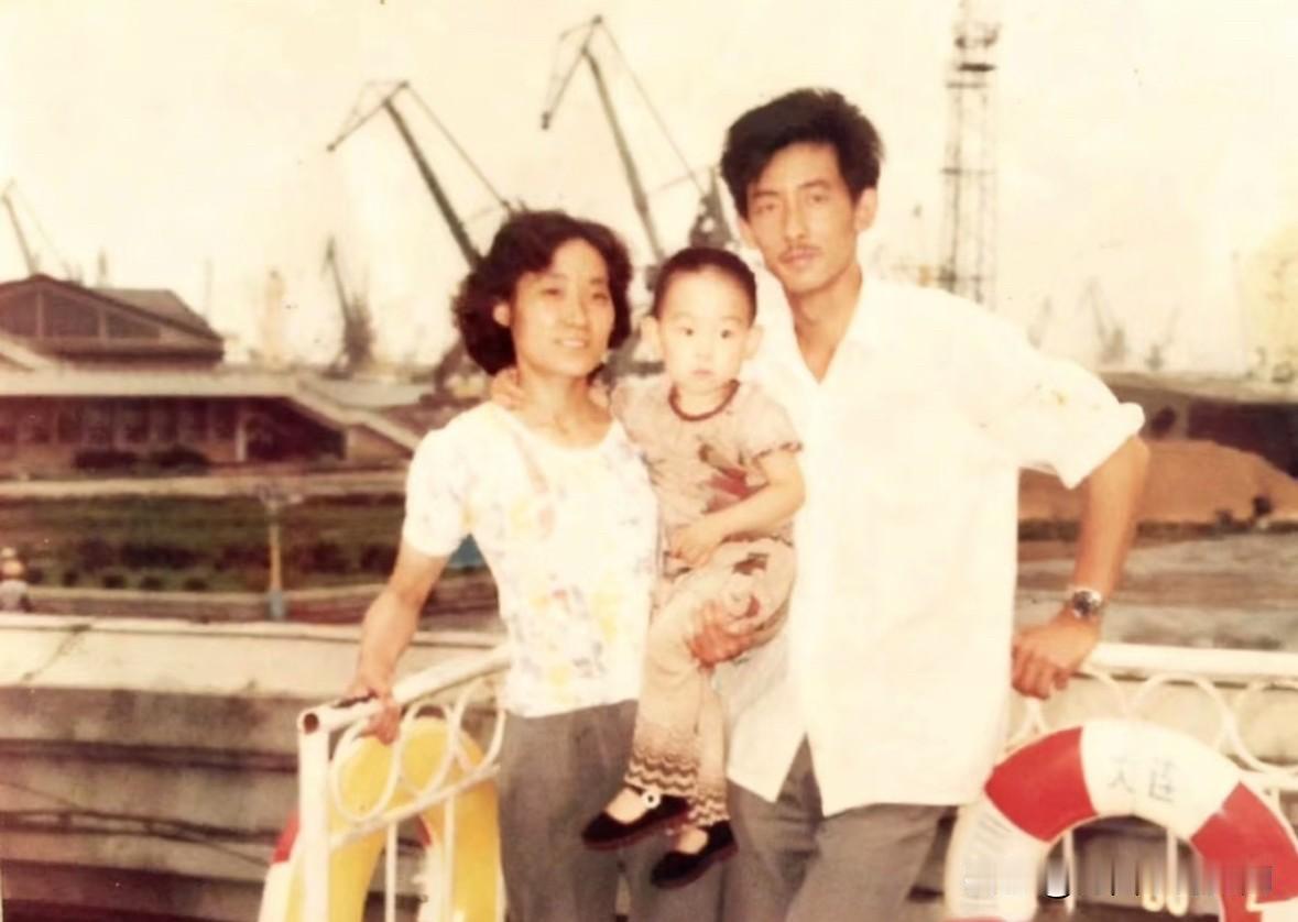60年代，年幼的刘欢与父母在大连码头的一张十分珍贵的合影。母亲怀抱着刘欢，一家三