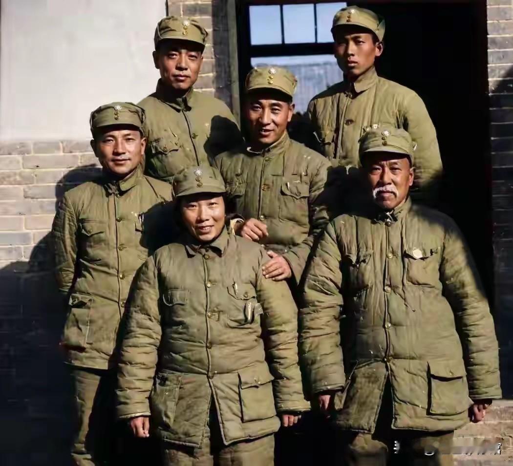 这张上色老照片拍摄于1947年陕北解放区，是西北野战军高级将领的珍贵合影，C位是